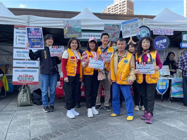 微电车未挂牌开始取缔，桃警交安及识诈宣导总动员。(警方提供／蔡依珍桃园传真)