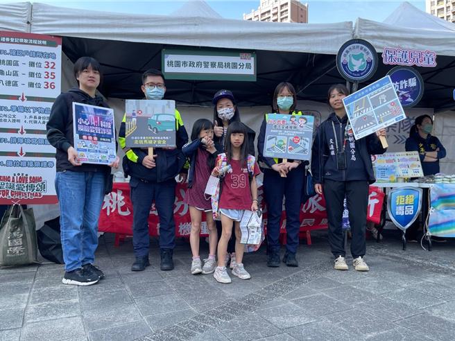 微电车未挂牌开始取缔，桃警交安及识诈宣导总动员。(警方提供／蔡依珍桃园传真)