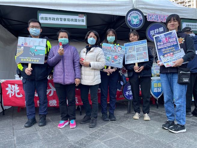 微电车未挂牌开始取缔，桃警交安及识诈宣导总动员。(警方提供／蔡依珍桃园传真)