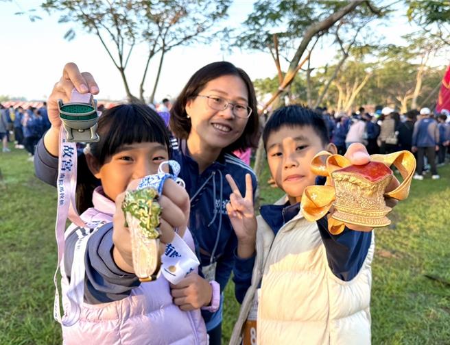 连续3年参加故宫南院马拉松的跑者，已凑足「翠玉白菜」、「肉形石」及「毛公鼎」一套「酸菜白肉锅」故宫3宝奖牌。(故宫南院提供／吕妍庭嘉义传真)