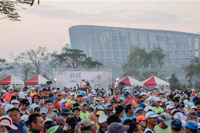 约4700名选手齐聚故宫南院庆典花园，刷新歷年参赛人数纪录。(嘉义县政府提供／吕妍庭嘉义传真)