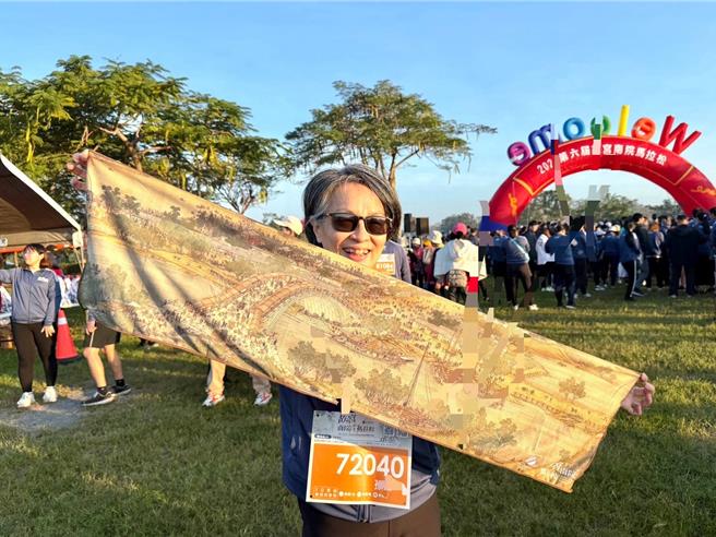 抵达终点跑者可取得＼印有「清明上河图」及「故宫 100＋」纪念毛巾。(故宫南院提供／吕妍庭嘉义传真)