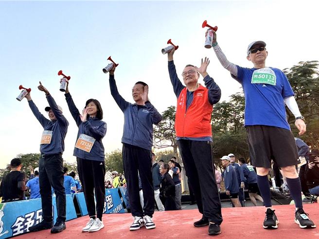 今由故宫博物院院长萧宗煌、副院长黄永泰及余佩瑾、嘉义县长翁章梁等贵宾共同鸣枪。(故宫南院提供／吕妍庭嘉义传真)