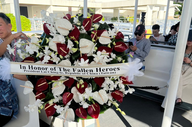 赖清德总统出访过境夏威夷参访「亚利桑纳号战舰」，致敬的花圈，署名公开写上「中华民国（台湾）总统」。（曾薏苹摄）