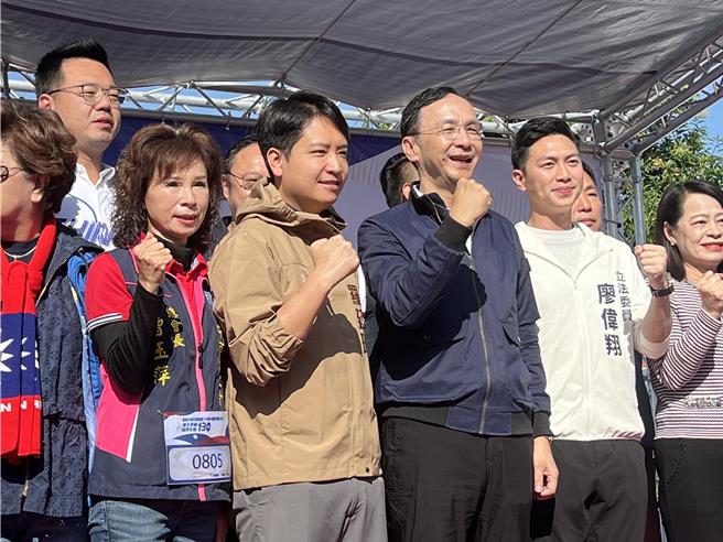 國民黨主席朱立倫參加台中市黨部舉辦的黨慶活動，大讚台中市長盧秀燕是最棒的市長。（林欣儀攝）