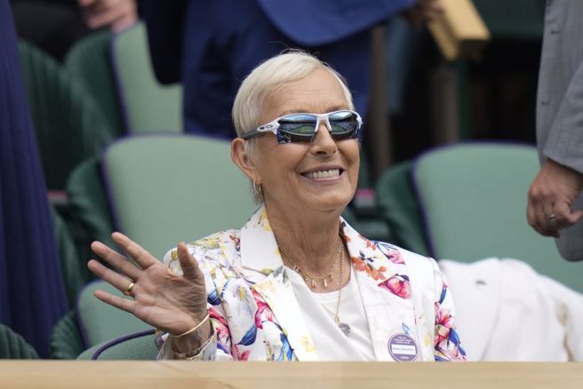 網球名人堂球星娜拉提諾娃觀戰2024年溫網。（美聯社資料照）