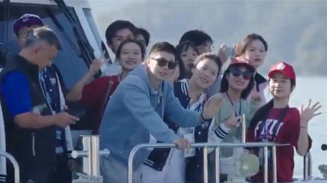 大陆高校生受马英九基金会邀请，其中还有奥运桌球金牌选手马龙在内等访问团一行，今日抵达南投日月潭参观、环潭。（照片由马英九基金会提供）