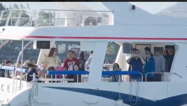 大陆高校生受马英九基金会邀请，其中还有奥运桌球金牌选手马龙在内等访问团一行，今日抵达南投日月潭参观、环潭。（照片由马英九基金会提供）