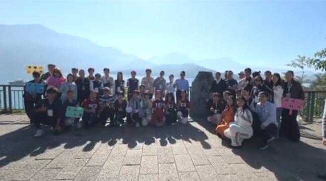 大陆高校生受马英九基金会邀请，其中还有奥运桌球金牌选手马龙在内等访问团一行，今日抵达南投日月潭参观、环潭。（照片由马英九基金会提供）