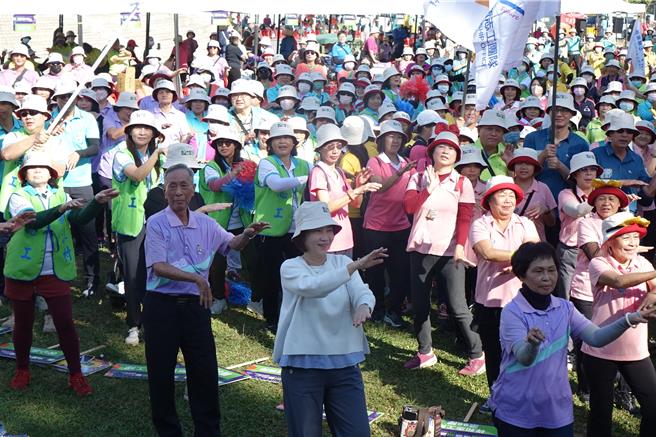 屏东县国际志工日运动大会，县长周春米（中）与志工们一起跳有氧体操。（罗琦文摄）