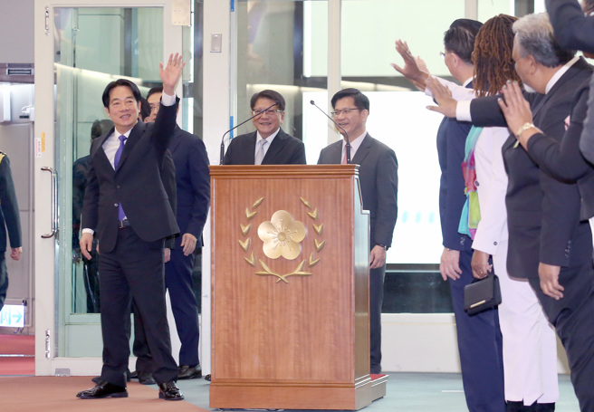 赖清德总统（左）30日率团出访太平洋友邦，并向送行人员挥手致意，他行前表示此次出访开创价值外交新时代，让世界看见台湾是促进全球和平稳定、繁荣发展的关键力量。（范扬光摄）

