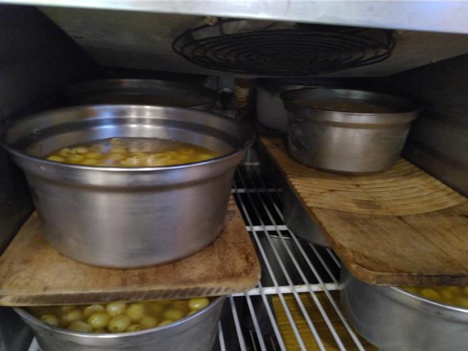 通化夜市某间红豆汤店遭民眾投诉抹布丢在红豆汤锅，但业者称是馊水桶。卫生局另查有该店家食材未加盖等卫生缺失。（台北市卫生局提供／谢佳君台北传真）