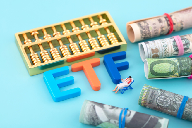 00918、00713等2檔季配高息ETF，同日揭晓股息，前者以0.84元创高，年化配息率飙上13%，后者则不敌「降息」风，股息缩水至1.4元，为2年来首见。（示意图/达志影像/shutterstock）
