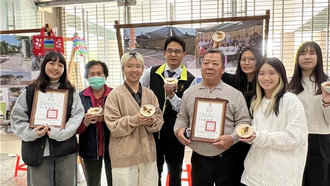 台南市政府都發局1日辦理台南築角計畫的發表會暨頒獎典禮，後壁菁豐社區等多個社區獲獎。（張毓翎攝）