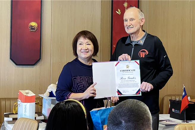 胜利国中校长王淑兰（左）和卫斯蒙市长Ron Gunter（右），签署胜利国中与卫斯蒙市国中姊妹校合作备忘录。（新竹县政府提供／罗浚滨新竹传真）