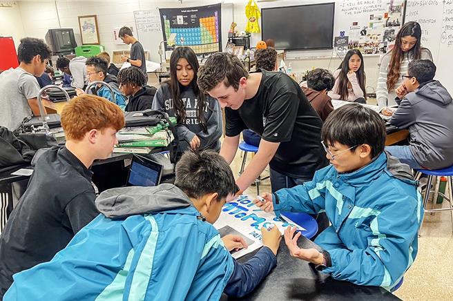 胜利国中校长王淑兰率领新竹县访美交流团，学生在卫斯蒙市国中上课情况。（新竹县政府提供／罗浚滨新竹传真）