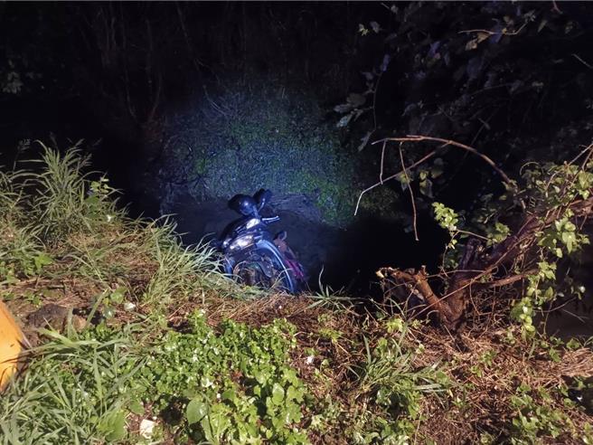 芦竹警方协助摔落水沟的男子返家。（芦竹警分局提供）