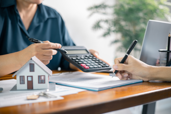 一名台積電員工分享，有在公司工作5年的學弟，買第3間房卻因為銀行不願意給7成貸款只能給4成，而被迫解約。（ 圖：shutterstock/ 達志）