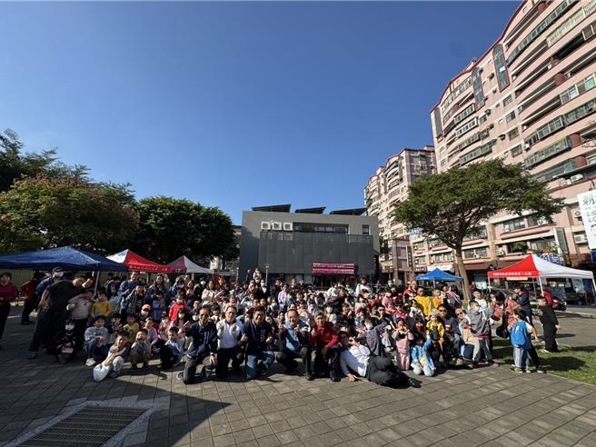 桃园义消中队联合桃园市财团法人侨莲文化艺术基金会举办寒冬送暖跟防火宣导闯关活动。（消防提供／蔡依珍桃园传真）