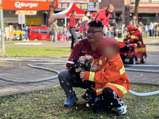 桃园义消中队联合桃园市财团法人侨莲文化艺术基金会举办寒冬送暖跟防火宣导闯关活动。（消防提供／蔡依珍桃园传真）