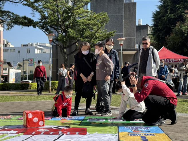 桃园义消中队联合桃园市财团法人侨莲文化艺术基金会举办寒冬送暖跟防火宣导闯关活动。（消防提供／蔡依珍桃园传真）