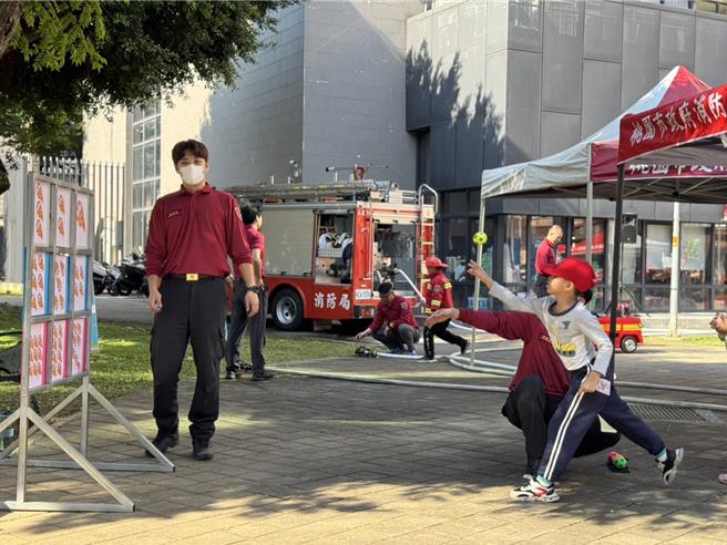 桃园义消中队联合桃园市财团法人侨莲文化艺术基金会举办寒冬送暖跟防火宣导闯关活动。（消防提供／蔡依珍桃园传真）