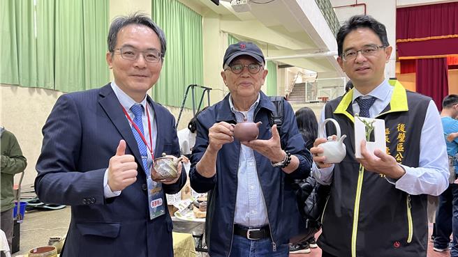 台南后壁高中艺术季1日登场，近年常驻后壁的电影《新鲁冰花》导演陈坤厚（中），今天到场参观支持。（张毓翎摄）