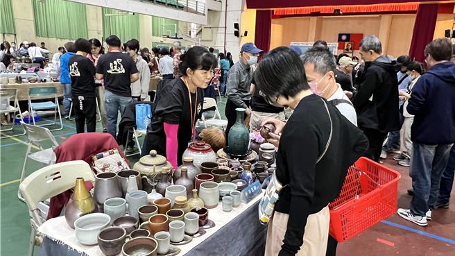 现场展售逾3000件陶艺作品、蓝染等文创品，销售总金额的一半捐助后壁高中文教基金会。（张毓翎摄）