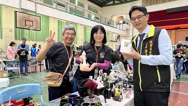 后壁区长李至彬（右一）说，后壁高中推动艺术教育数十年，每到年末举办的艺术季，更是当地重要的年度艺术盛事。（张毓翎摄）