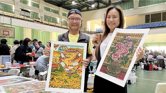 台南后壁树人国小驻校艺术家吴鸿沧（左）在现场展售许多版画作品，前台南市观旅局局长郭贞慧（右）现身支持。（张毓翎摄）