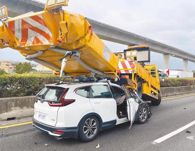 許多車輛配備自動駕駛輔助系統（ADAS），駕駛以為可以完全放手自駕，結果導致國道追撞工程緩撞車的事故層出不窮，平均每3天就挨撞1次。示意圖。（警方提供）