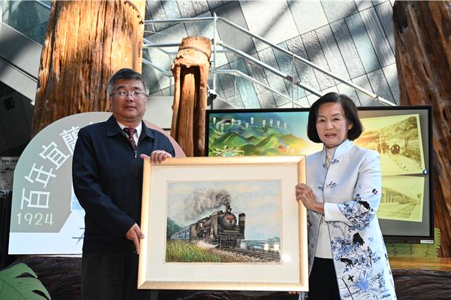 宜蘭縣長林姿妙（右）1日在開幕致詞時感謝台灣鐵路公司與文化部的支持，在通車營運滿百週年的日子，加碼在蘭陽博物館籌辦「2024宜蘭線鐵道全線通車百年紀念特展」及論壇等系列活動。（宜蘭縣政府提供／吳佩蓉宜蘭傳真）