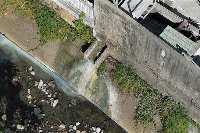 台中市太平区德明路137巷25弄5号一带排水沟1日上午出现「牛奶河」，环保局稽查查获污染源来自金属表面粉体涂装业，不过业者称今日无人在厂区。（环保局提供／潘虹恩台中传真）