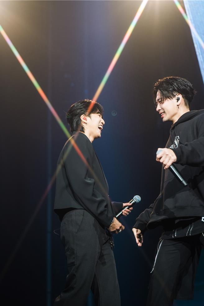 高尔宣(右)首攻高流，好友娄峻硕到场突袭献惊喜。（龙大谢音乐X KKLIVE提供）