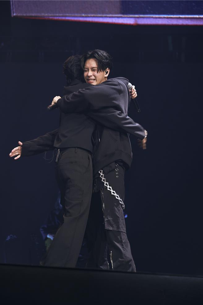 高尔宣(右)首攻高流，好友娄峻硕到场突袭献惊喜。（龙大谢音乐X KKLIVE提供）