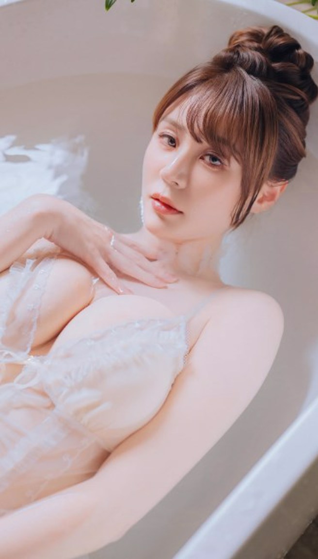 短今在寫真桌曆露出性感火辣的一面。（圖／sammie_923  IG）