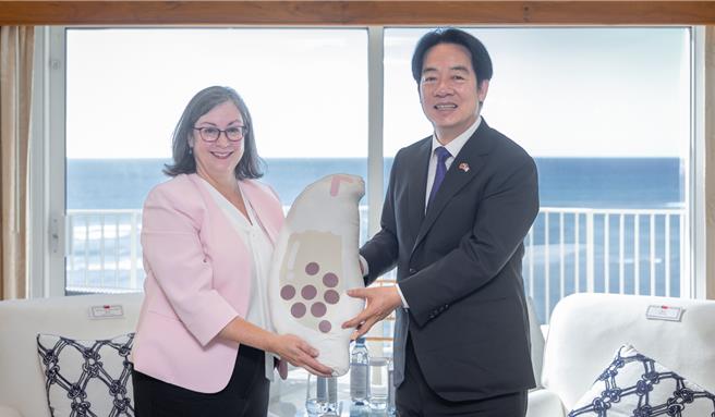 與賴清德閉門會談，藍鶯驚訝：好像兩人拿了同一份談參。（總統府提供）