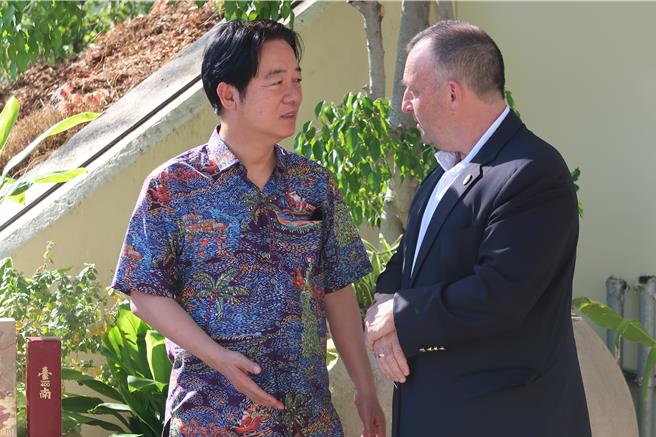 夏威夷州長（右）與賴清德（左）互問「為何棄醫從政 」？答案竟是這個。（曾薏蘋攝）