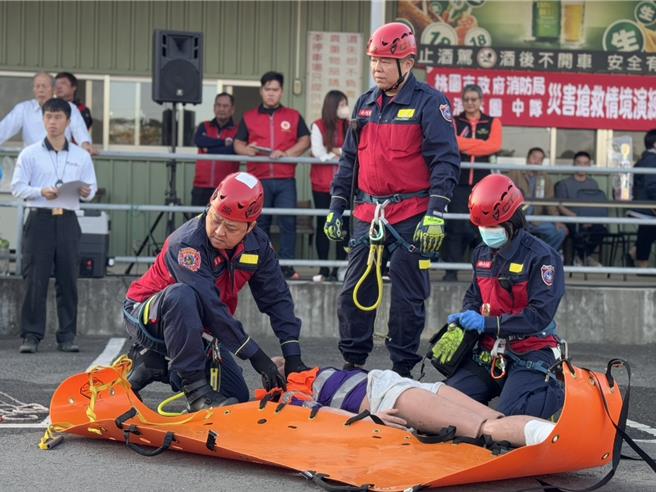桃園義消中隊所屬的桃園、大林、中路及大有義消分隊，1日和桃園第一消防大隊聯手舉辦災害搶救情境演練。(消防提供／蔡依珍桃園傳真)