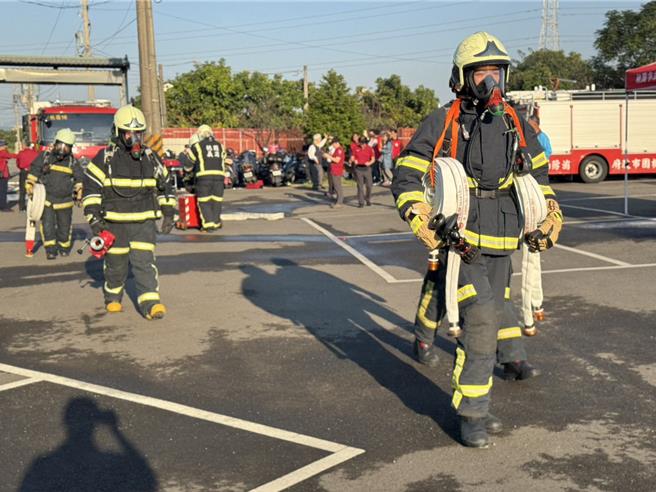 桃園義消中隊所屬的桃園、大林、中路及大有義消分隊，1日和桃園第一消防大隊聯手舉辦災害搶救情境演練。(消防提供／蔡依珍桃園傳真)