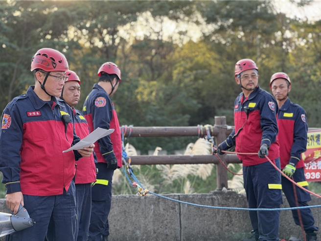 桃園義消中隊所屬的桃園、大林、中路及大有義消分隊，1日和桃園第一消防大隊聯手舉辦災害搶救情境演練。(消防提供／蔡依珍桃園傳真)