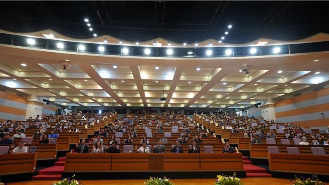 育達科技大學「2024科技、休閒暨人文管理應用技術國際研討會」與會貴賓及師生合影。（育達科技大學提供／呂麗甄苗栗傳真）