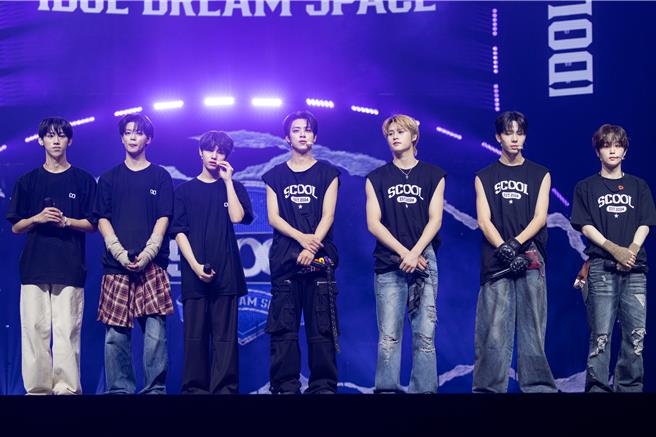 《SCOOL》1日举办粉丝演唱会，出道7人组彭义翔（左起）、王学骏、帝翁、陈麒文、郑美祥、陈柏佑、朴镇佑。（天空娱乐提供）