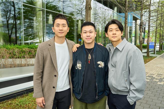 天空娱乐营运长王维皓（左起）、制作人谢伦、执行长于传勇，正忙筹备男团选秀新计画。（天空娱乐提供）