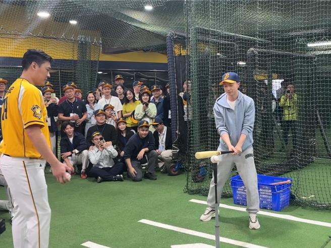 大陆高校师生访问团1日下午赴台中洲际棒球场体验棒球，奥运金牌选手马龙改拾起球棒练习打击，第3次起顺利击出3球，让他腼腆笑说「前两次是错误的示范」。（潘虹恩摄）