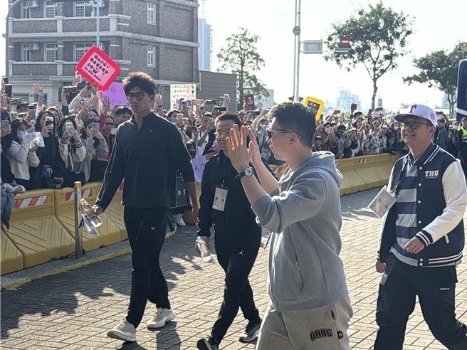 大陆高校师生访问团1日下午赴台中洲际棒球场体验棒球，因成员包括奥运金牌选手马龙，球场外涌入大批粉丝。（潘虹恩摄）