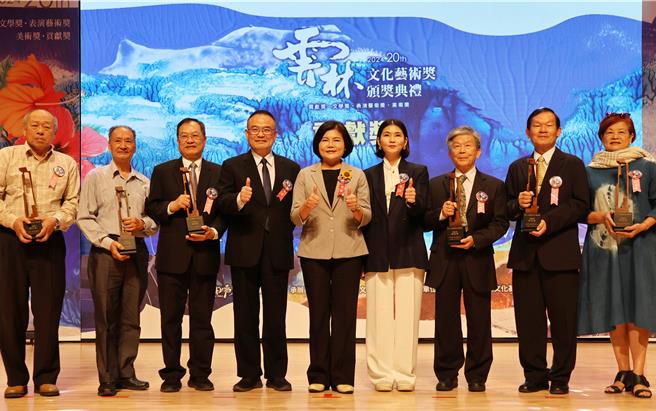 第20屆雲林文化藝術獎1日由縣長張麗善（左五）親自頒獎，得獎者為左起顏三泰、張旭輝、蔡俊章、羅振賢（右三）、余玉柱（右二）、何美慧（右一），鍾文音缺席。（周麗蘭攝）