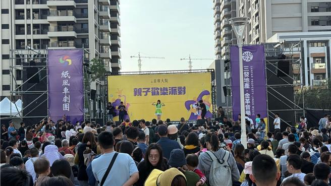 三发地产今（1）日在高雄仁武区预售案「首席大院」举办亲子欢乐派对，吸引上千亲子到场同欢。（柯宗纬摄）