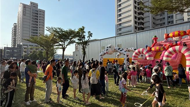三发地产今（1）日在高雄仁武区预售案「首席大院」举办亲子欢乐派对，吸引上千亲子到场同欢。（柯宗纬摄）