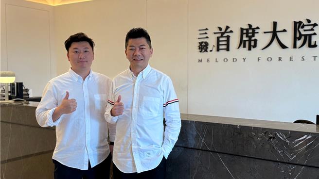 三发地产总经理杨题铨（右）指出，三发地产在仁武澄德重划区推出「首席大院」预算案，总户数788户，实登已售出336户，预计明年下半年后开始交屋。（柯宗纬摄）